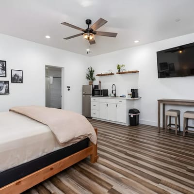 Ryann’s King Suite Haven near Majestic Yosemite